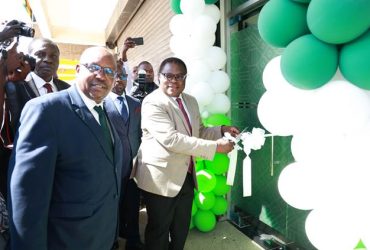 Bungoma Governor H.E. Kenneth Lusaka, EGH, officially opens the new Kingdom Bank Bungoma Branch by cutting a ribbon, joined by the Bank’s MD & CEO, Anthony Mburu. Bungoma Branch becomes the 24th in Kingdom Bank’s growing network.